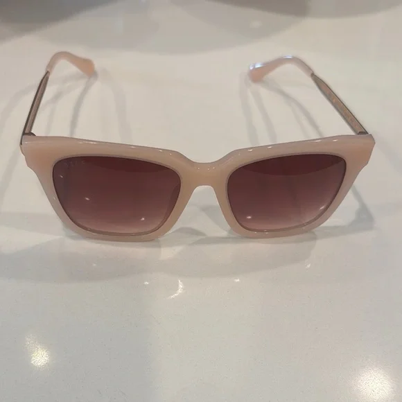 Diff “Bella” Sunglasses - Picture 1 of 4